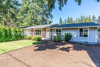 8007 SW Kensington Rd in Portland, OR - Building Photo - Building Photo