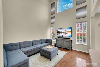 304 Cambridge Dr in North Brunswick, NJ - Building Photo - Building Photo