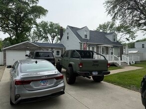 684 Pfingsten Rd in Northbrook, IL - Foto de edificio - Building Photo