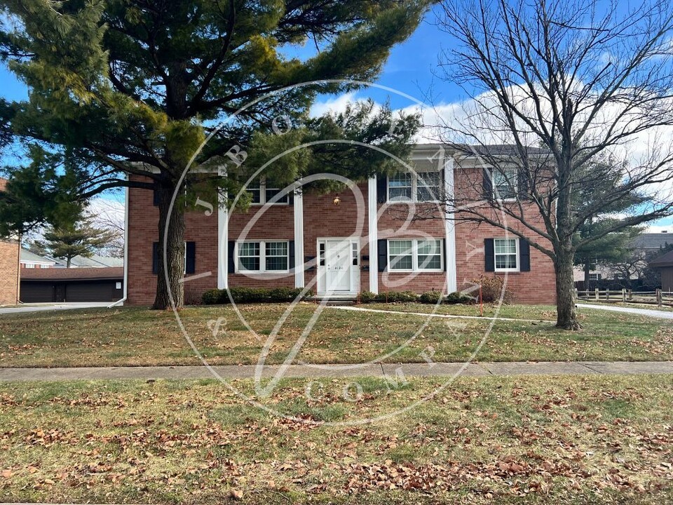 4126 Newcastle Dr-Unit -#1 in Sylvania, OH - Foto de edificio