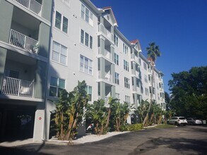 210 3rd Street West, Unit 8202 in Bradenton, FL - Foto de edificio - Building Photo