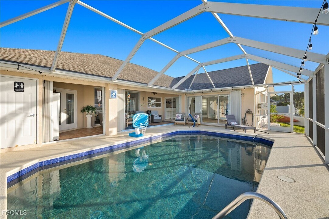 414 SW 47th St in Cape Coral, FL - Building Photo