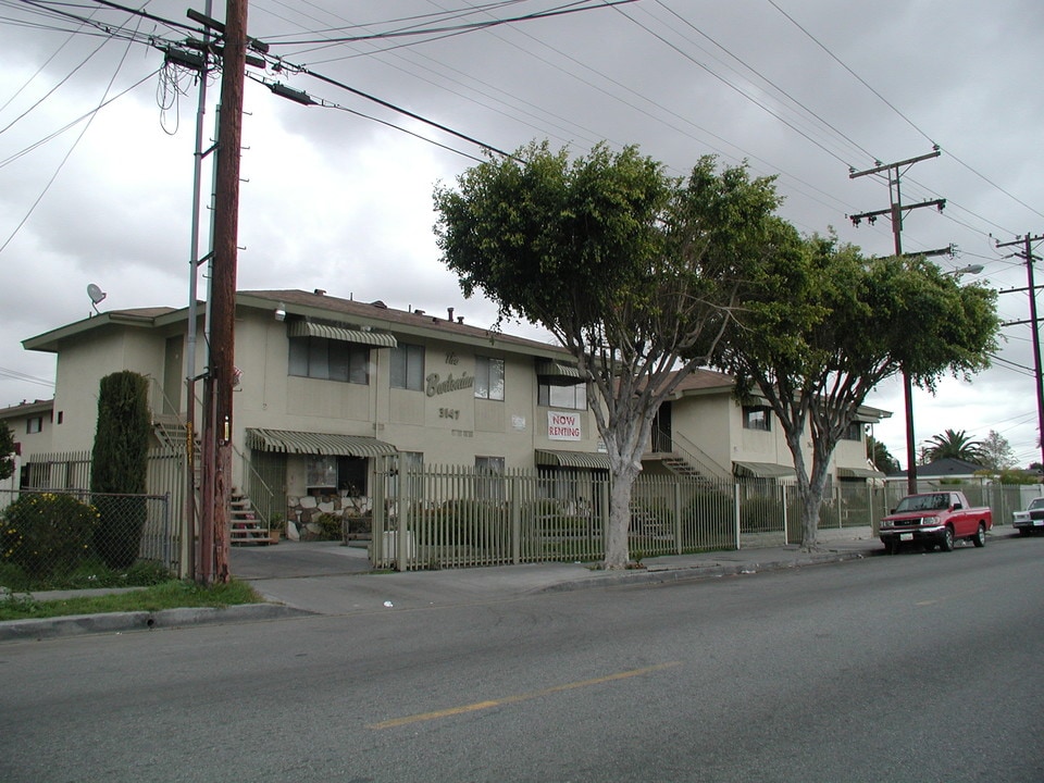 Burtonian Apartments in Lynwood, CA - Building Photo