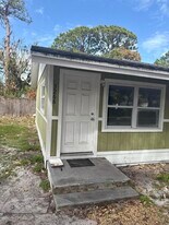 3266 S 7th St in Fort Pierce, FL - Building Photo