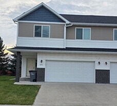 2241 35th St S Cir in Moorhead, MN - Building Photo