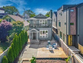 2111 6th Ave W in Seattle, WA - Foto de edificio - Building Photo