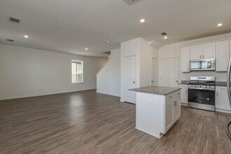 5727 Finely Run St in Spring, TX - Foto de edificio - Building Photo