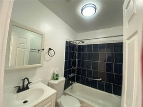 1235 E 99th St, Unit 1235 in Los Angeles, CA - Building Photo - Building Photo