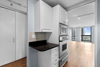 1660 N La Salle Dr, Unit 1608 in Chicago, IL - Building Photo - Building Photo