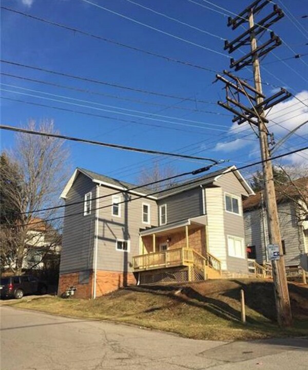802 Spruce St in Rochester, PA - Building Photo
