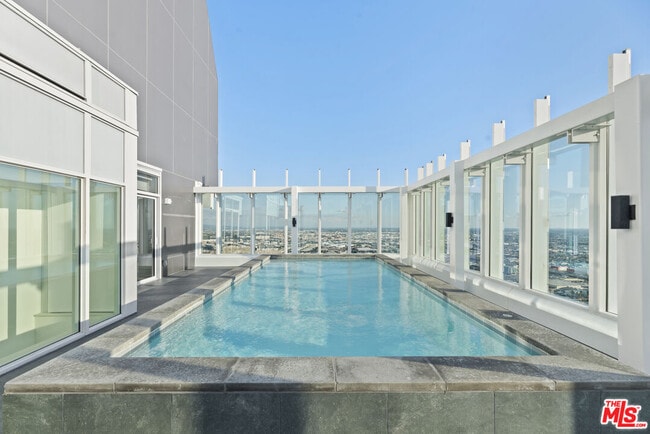 230 W Olympic Blvd in Los Angeles, CA - Foto de edificio - Building Photo