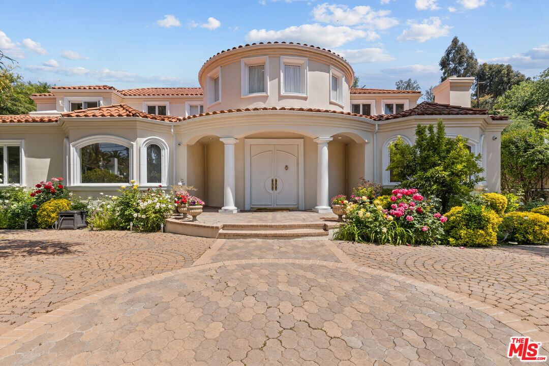 5004 Vanalden Ave in Los Angeles, CA - Building Photo