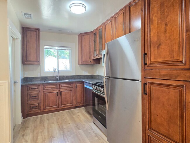 450 S Shoreline Blvd, Unit A in Mountain View, CA - Building Photo - Building Photo