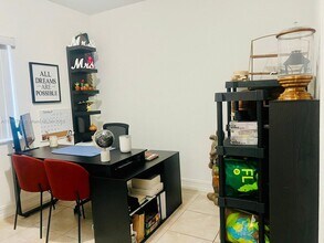 7985 NW 8th St in Miami, FL - Building Photo - Building Photo