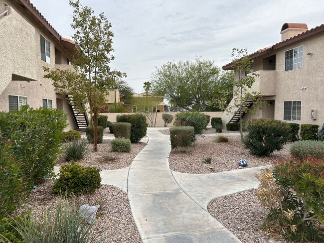 6500 W Lake Mead Blvd in Las Vegas, NV - Building Photo - Building Photo