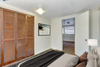 425 W MacArthur Blvd in Oakland, CA - Building Photo - Interior Photo