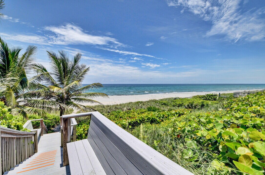 2121 N Ocean Blvd in Boca Raton, FL - Building Photo