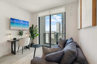 121 NE 5th St, Unit SI FL27-ID1505787P in Miami, FL - Foto de edificio - Building Photo