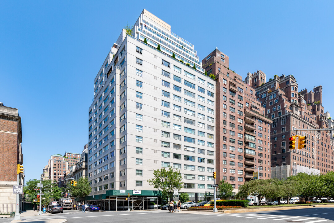 700 Park Ave in New York, NY - Building Photo