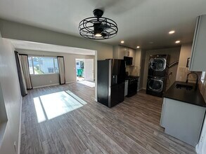 1872 Lemon Ave, Unit A in Long Beach, CA - Building Photo - Building Photo