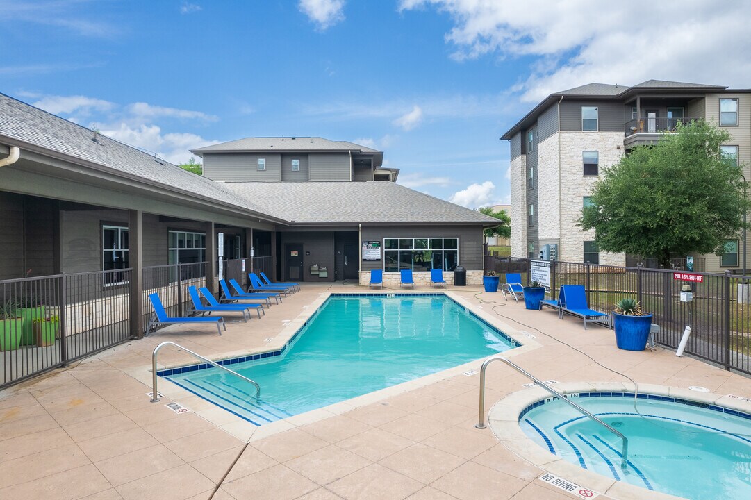 Lotus Village Apartments in Austin, TX - Foto de edificio