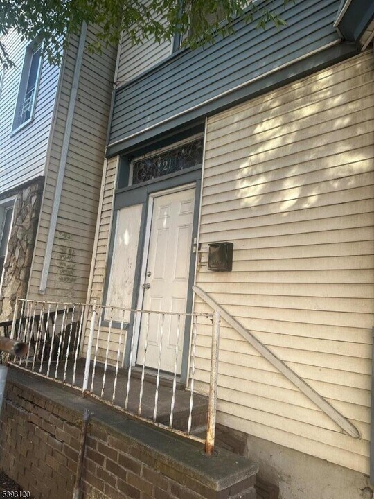 21 Hawkins St in Newark, NJ - Building Photo
