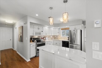 146 Chittenden Field Ln in Madison, CT - Building Photo - Building Photo