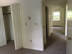 10 Farr Lane, Unit apt 3 in Queensbury, NY - Building Photo - Building Photo