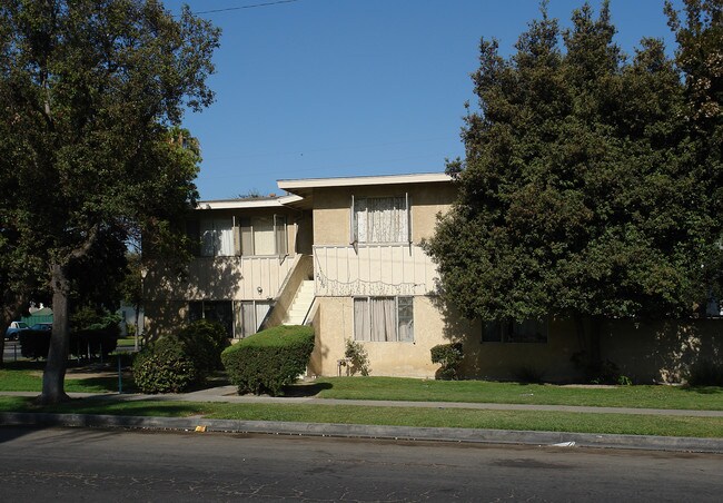 2630 S Rosewood Ave in Santa Ana, CA - Foto de edificio - Building Photo