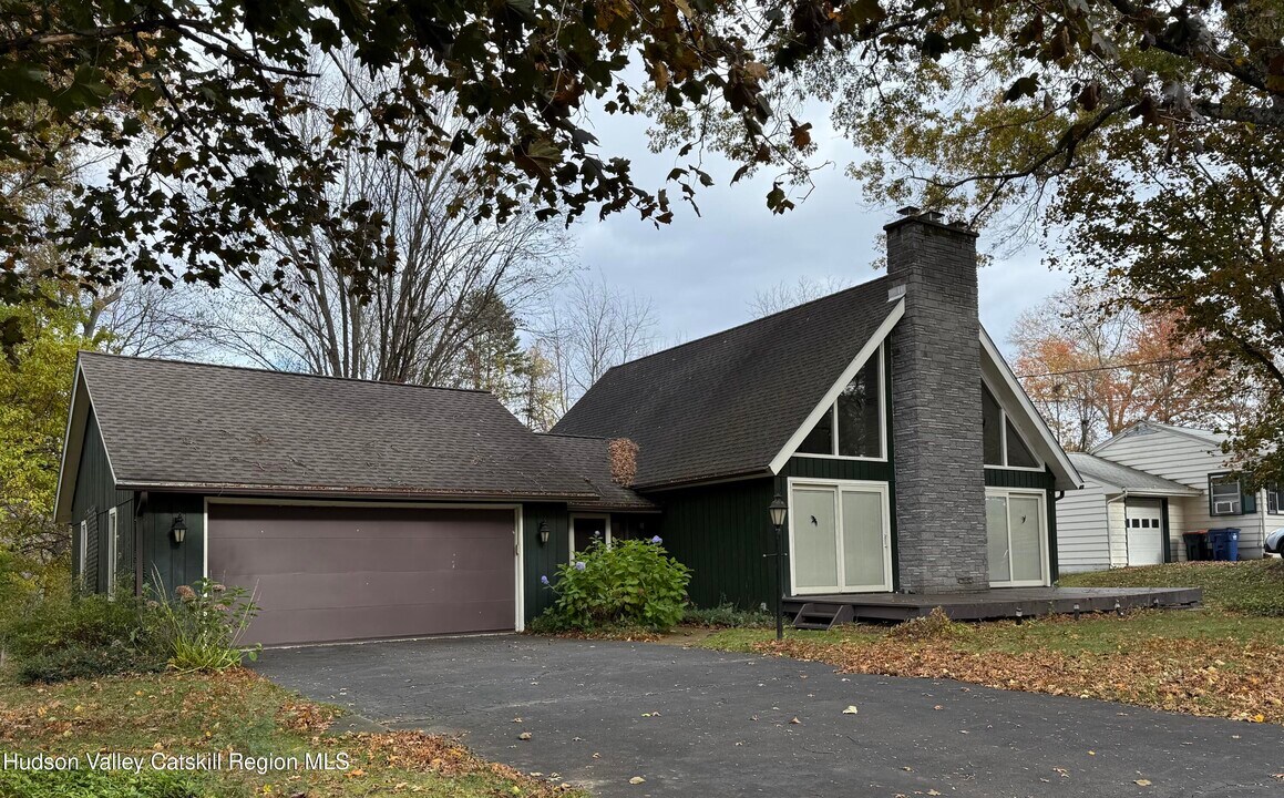 21 Cramer Rd in Rhinebeck, NY - Building Photo