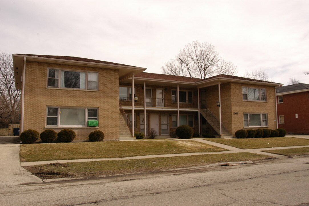 1566 Mark Ave in Elgin, IL - Foto de edificio