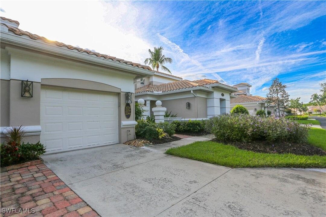 3930 Deer Crossing Ct in Naples, FL - Building Photo