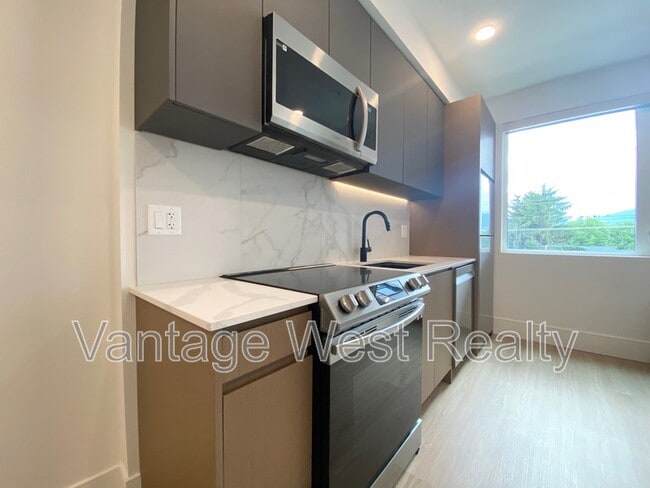 720-720 K. L. O. Rd in Kelowna, BC - Foto de edificio - Building Photo