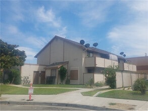 2600 W Porter Ave, Unit A in Fullerton, CA - Foto de edificio - Building Photo