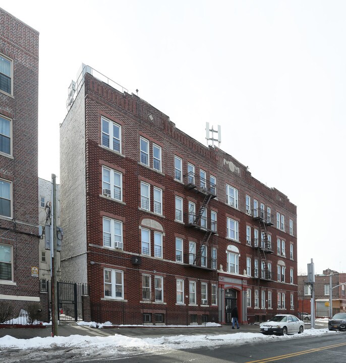 Winthrop Court in Brooklyn, NY - Building Photo