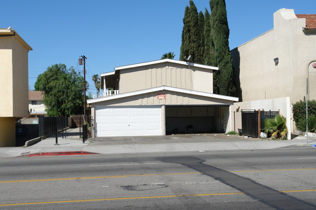 7129 Woodman Ave in Van Nuys, CA - Building Photo - Building Photo