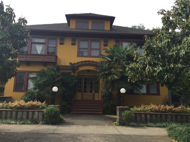 Santa Lucia Apartments in Portland, OR - Foto de edificio - Building Photo