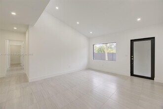 5895 SW 50th Terrace in Miami, FL - Building Photo - Building Photo