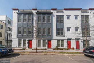 710 Snowden Hallowell Way in Alexandria, VA - Foto de edificio - Building Photo