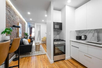 829 9th Ave in New York, NY - Foto de edificio - Building Photo