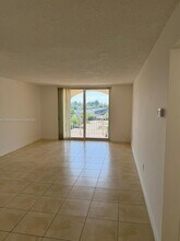 7010 NW 186th St in Hialeah, FL - Building Photo - Building Photo