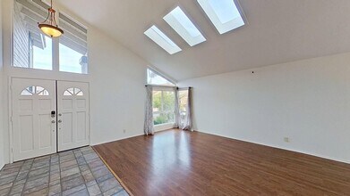 24652 Vía Raza in Lake Forest, CA - Building Photo - Building Photo