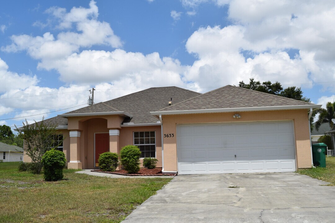 3633 SW Margela St in Port St. Lucie, FL - Foto de edificio