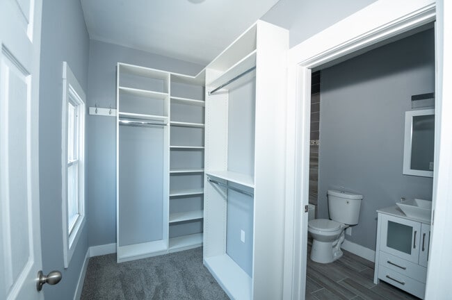 2417 Kenton St, Unit 2417 - First Floor #1 in Cincinnati, OH - Foto de edificio - Building Photo