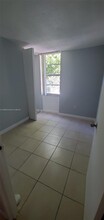 6114 SW 68th St, Unit 52 in South Miami, FL - Foto de edificio - Building Photo