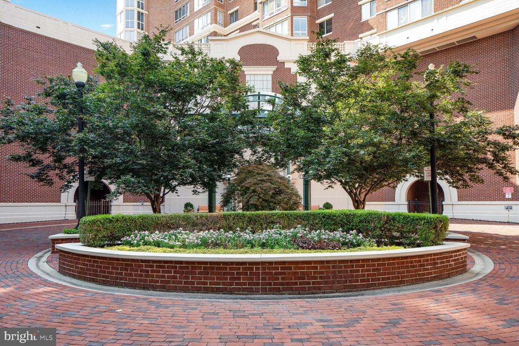 2121 Jamieson Ave in Alexandria, VA - Building Photo