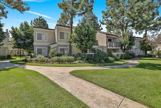 Meadowood in Simi Valley, CA - Foto de edificio - Building Photo