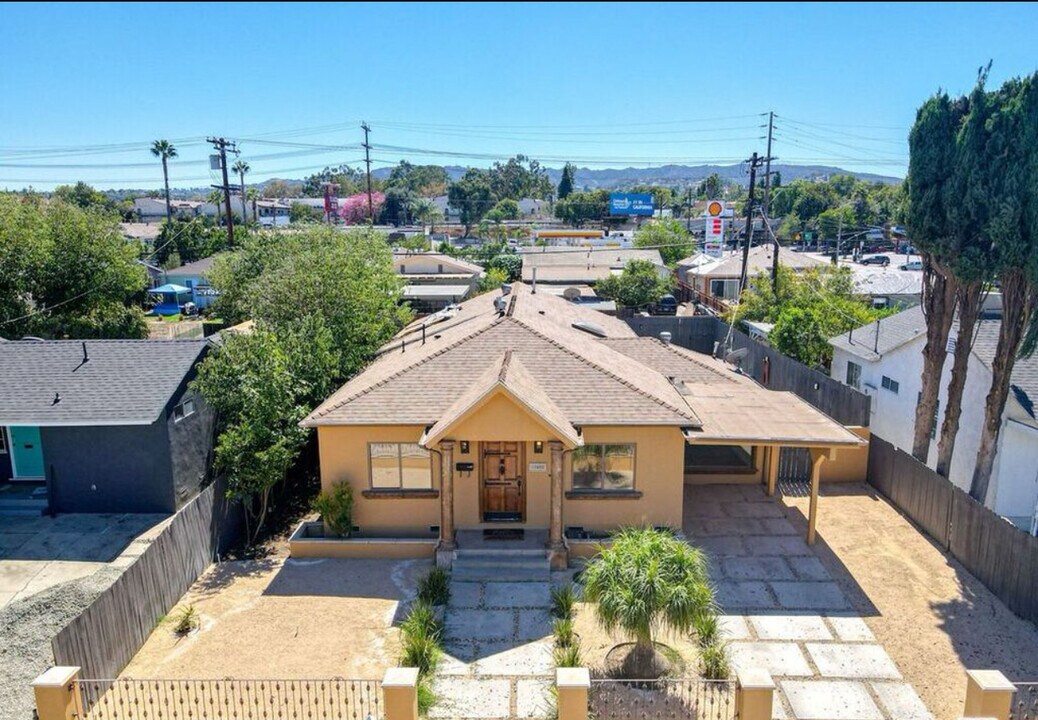 17652 Martha St in Encino, CA - Building Photo