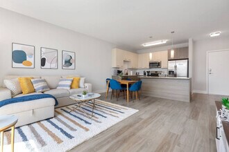 28294 Ferry Rd in Warrenville, IL - Foto de edificio - Building Photo