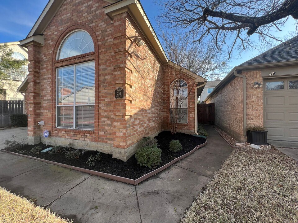 364 Arbor Ln in Euless, TX - Building Photo